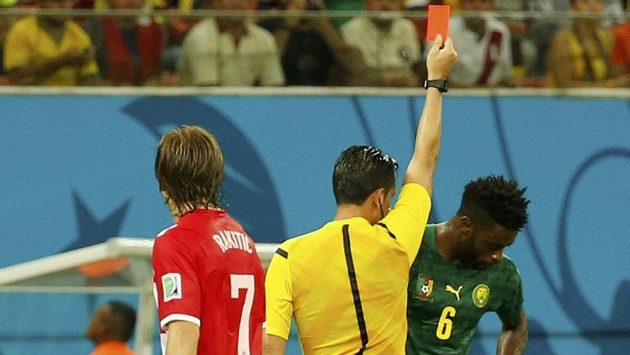 Portugalský sudí Pedro Proenca dává červenou kartu Kamerunci Alexandre Songovi (vpravo), přihlíží Chorvat Ivan Rakitič. Portugalský sudí Pedro Proenca dává červenou kartu Kamerunci Alexandre Songovi (vpravo), přihlíží Chorvat Ivan Rakitič.