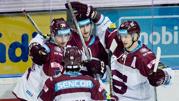 Hokejisté Sparty se radují ze vstřeleného gólu proti Vítkovicím. Hokejisté Sparty se radují ze vstřeleného gólu proti Vítkovicím.