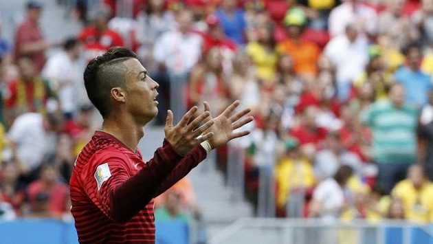 Cristiano Ronaldo v duelu s Ghanou skóroval a také trefil břevno. Cristiano Ronaldo v duelu s Ghanou skóroval a také trefil břevno.