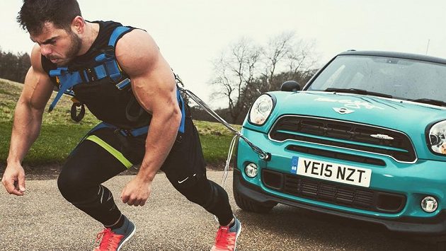 Ross Edgley uběhl maratón za téměř 20 hodin, ale za zády měl auto o hmotnosti 1400 kilo! Ross Edgley uběhl maratón za téměř 20 hodin, ale za zády měl auto o hmotnosti 1400 kilo!