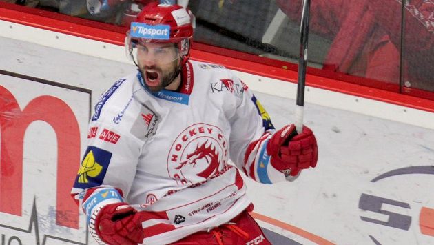 Třinecký útočník Zbyněk Irgl se raduje z gólu proti Litvínovu ve 21. kole hokejové Tipsport extraligy. Třinecký útočník Zbyněk Irgl se raduje z gólu proti Litvínovu ve 21. kole hokejové Tipsport extraligy.