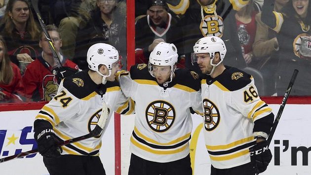 Hokejisté Bostonu Bruins Ryan Spooner (51), David Krejčí (46) a Jake DeBrusk (74), slaví gól proti Ottawě. Hokejisté Bostonu Bruins Ryan Spooner (51), David Krejčí (46) a Jake DeBrusk (74), slaví gól proti Ottawě.
