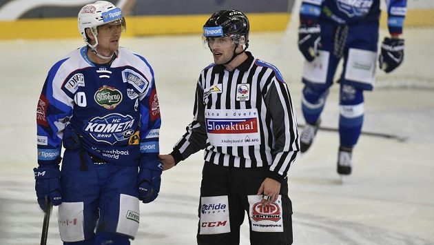 Na olympiádě v Pchjongčchangu se představí 5 českých hokejových rozhodčích. Do nominace IIHF se dostali Jeřábek, Hribik, Lederer, Lhotský a Svobodová (ilustrační foto). Na olympiádě v Pchjongčchangu se představí 5 českých hokejových rozhodčích. Do nominace IIHF se dostali Jeřábek, Hribik, Lederer, Lhotský a Svobodová (ilustrační foto).