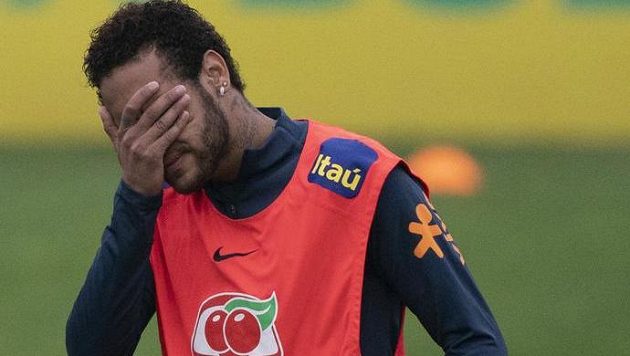 Hvězdnému brazilskému fotbalistovi Neymarovi hrozí potíže se zákonem nejen kvůli obvinění ze znásilnění, ale také za to, že v rámci své obrany zveřejnil komunikaci přes WhatsApp s údajnou obětí. Hvězdnému brazilskému fotbalistovi Neymarovi hrozí potíže se zákonem nejen kvůli obvinění ze znásilnění, ale také za to, že v rámci své obrany zveřejnil komunikaci přes WhatsApp s údajnou obětí.
