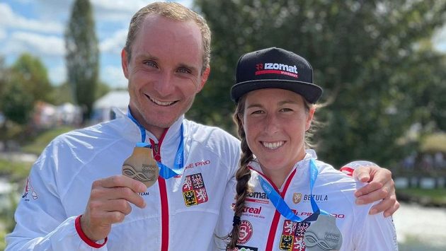Vít Přindiš a Kateřina Minařík Kudějová se svými medailemi po finále SP v Pau. Vít Přindiš a Kateřina Minařík Kudějová se svými medailemi po finále SP v Pau.