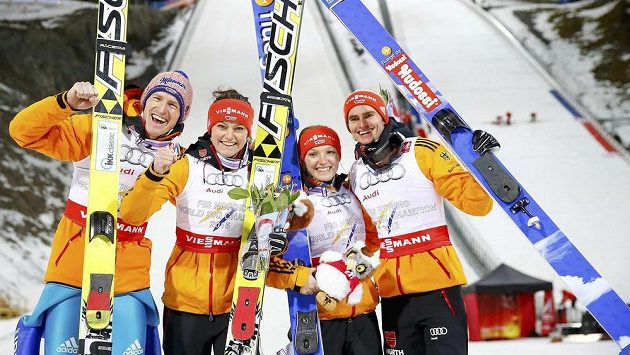 Smíšené družstvo německých skokanů (zleva) Severin Freund, Carina Vogtová, Katharina Althausová a Richard Freitag oslavuje zisk zlata na MS ve Falunu. Smíšené družstvo německých skokanů (zleva) Severin Freund, Carina Vogtová, Katharina Althausová a Richard Freitag oslavuje zisk zlata na MS ve Falunu.