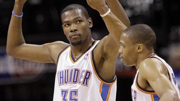 Basketbalisté Oklahomy Kevin Durant (vlevo) a Russell Westbrook. Basketbalisté Oklahomy Kevin Durant (vlevo) a Russell Westbrook.
