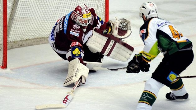 Karlovarský útočník Petr Pohl (vpravo) před sparťanským brankářem Filipem Novotným. Karlovarský útočník Petr Pohl (vpravo) před sparťanským brankářem Filipem Novotným.