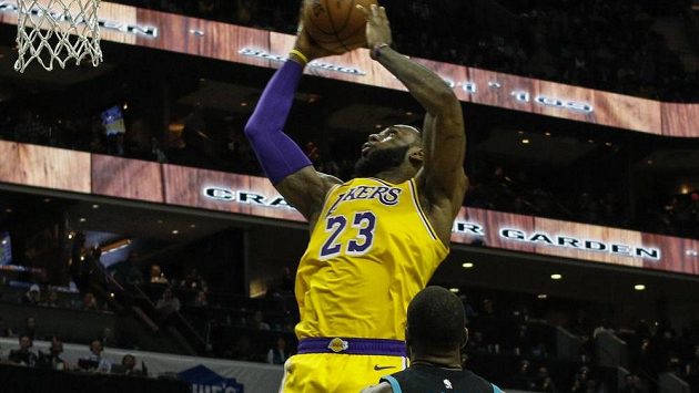 Hvězda Los Angeles Lakers LeBron James se prosazuje v zápase proti Charlotte přes Kembu Walkera. Hvězda Los Angeles Lakers LeBron James se prosazuje v zápase proti Charlotte přes Kembu Walkera.
