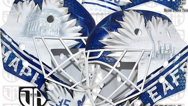 Nová maska Petra Mrázka, kterou bude nosit během angažmá v Torontu. Nová maska Petra Mrázka, kterou bude nosit během angažmá v Torontu.