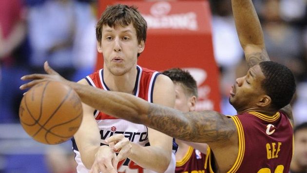 Jan Veselý z Washingtonu se snaží přihrát přes Alonza Geeho z Clevelandu. Jan Veselý z Washingtonu se snaží přihrát přes Alonza Geeho z Clevelandu.