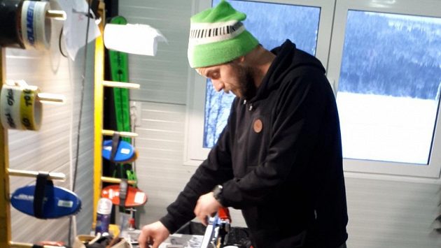 Servisman Petr Kouřil chystá lyže Ester Ledecké na nedělní sjezd. Servisman Petr Kouřil chystá lyže Ester Ledecké na nedělní sjezd.