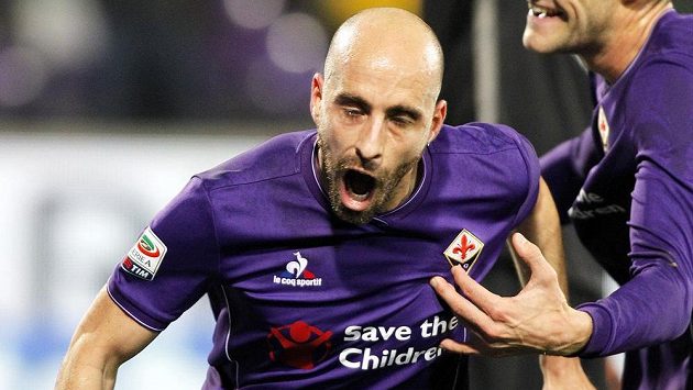 Borja Valero z Fiorentiny se raduje ze svého gólu proti Interu Milán. Borja Valero z Fiorentiny se raduje ze svého gólu proti Interu Milán.