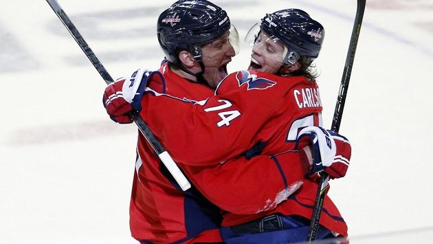 Alexandr Ovečkin (vlevo) se výrazně podílel na vítězství Capitals nad Tampou. Alexandr Ovečkin (vlevo) se výrazně podílel na vítězství Capitals nad Tampou.