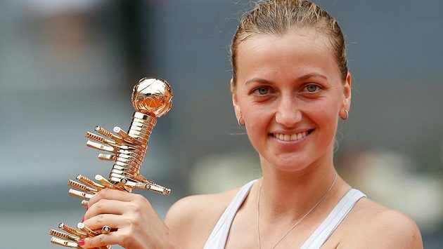 Petra Kvitová s vítěznou trofejí za triumf v Madridu Petra Kvitová s vítěznou trofejí za triumf v Madridu