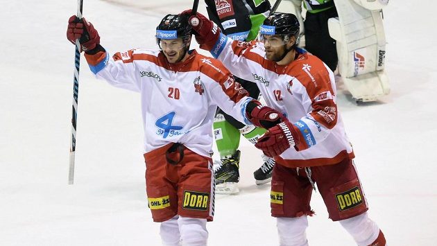 Zleva František Skladaný a Jan Knotek z Olomouce se radují z gólu Zleva František Skladaný a Jan Knotek z Olomouce se radují z gólu