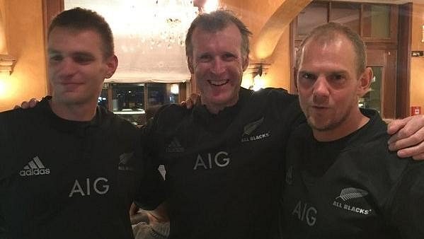 Zleva Ondřej Synek, Mahé Drysdale a Olaf Tufte v dresech All Blacks. Zleva Ondřej Synek, Mahé Drysdale a Olaf Tufte v dresech All Blacks.