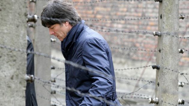 Trenér německé fotbalové reprezentace Joachim Löw při návštěvě bývalého koncentračního tábora v Osvětimi Trenér německé fotbalové reprezentace Joachim Löw při návštěvě bývalého koncentračního tábora v Osvětimi
