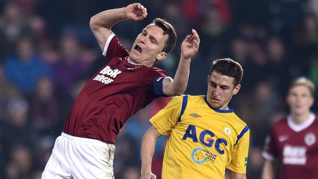 Situace před nařízenou penaltou. David Lafata ze Sparty a teplický obránce Jan Krob. Situace před nařízenou penaltou. David Lafata ze Sparty a teplický obránce Jan Krob.