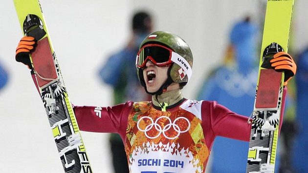 Polský skokan Kamil Stoch oslavuje svou zlatou medaili. Polský skokan Kamil Stoch oslavuje svou zlatou medaili.