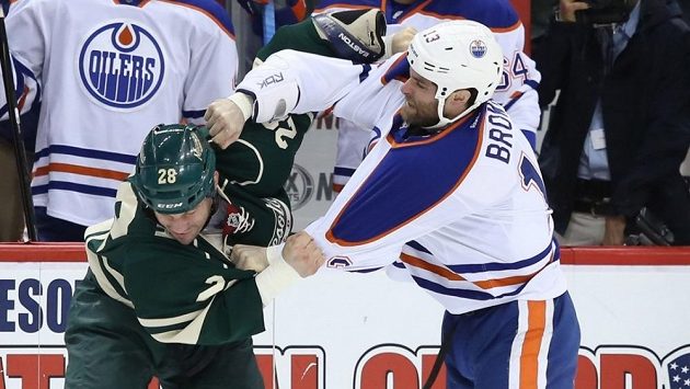Takhle se ještě v dresu Edmontonu popral Mike Brown (vpravo) se Zenonem Konopkou z Minnesoty Wild. Takhle se ještě v dresu Edmontonu popral Mike Brown (vpravo) se Zenonem Konopkou z Minnesoty Wild.