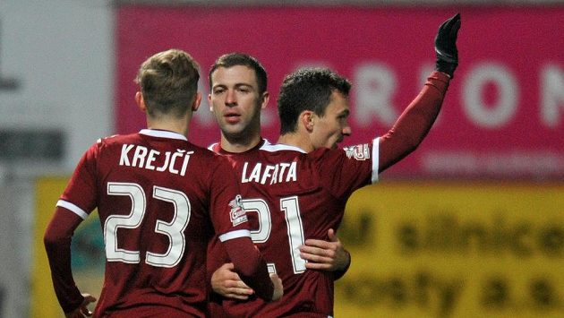 Útočník Sparty David Lafata (vpravo) se raduje se spoluhráči, záložníky Josefem Hušbauerem a Ladislavem Krejčím, z gólu proti Jablonci. Útočník Sparty David Lafata (vpravo) se raduje se spoluhráči, záložníky Josefem Hušbauerem a Ladislavem Krejčím, z gólu proti Jablonci.