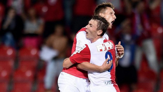 Fotbalisté Slavie Praha Milan Škoda (vlevo) a Jaromír Zmrhal slaví gól proti Ostravě. Fotbalisté Slavie Praha Milan Škoda (vlevo) a Jaromír Zmrhal slaví gól proti Ostravě.
