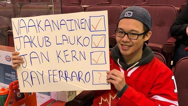 Kanadský sběratel podpisů během mistrovství světa dvacítek ve Vancouveru. Kanadský sběratel podpisů během mistrovství světa dvacítek ve Vancouveru.