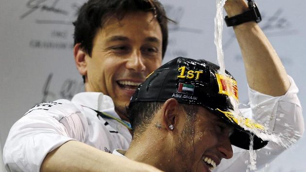 Šéf Mercedesu Motorsport Toto Wolff (vzadu) se raduje s mistrem světa Lewisem Hamiltonem. Šéf Mercedesu Motorsport Toto Wolff (vzadu) se raduje s mistrem světa Lewisem Hamiltonem.