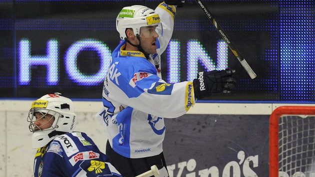 Plzeňský útočník Tomáš Vlasák se raduje z gólu. Vlevo je brankář Komety Lukáš Klimeš. Plzeňský útočník Tomáš Vlasák se raduje z gólu. Vlevo je brankář Komety Lukáš Klimeš.