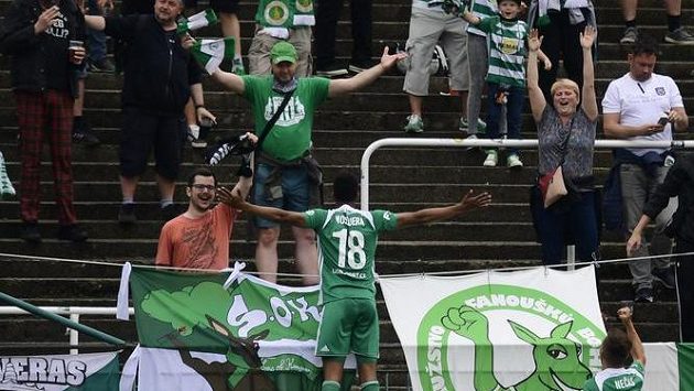 Mosquera (vlevo) z Bohemians se raduje z gólu u tribuny domácích fanoušků. Mosquera (vlevo) z Bohemians se raduje z gólu u tribuny domácích fanoušků.