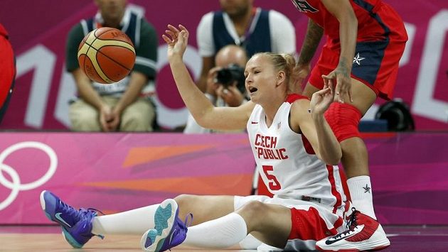 Michaela Zrůstová (na zemi) střežená Seimone Augustusovou Michaela Zrůstová (na zemi) střežená Seimone Augustusovou