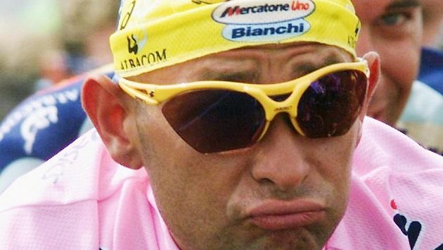 Slavný cyklista Marco Pantani na archivním snímku z roku 1999. Slavný cyklista Marco Pantani na archivním snímku z roku 1999.