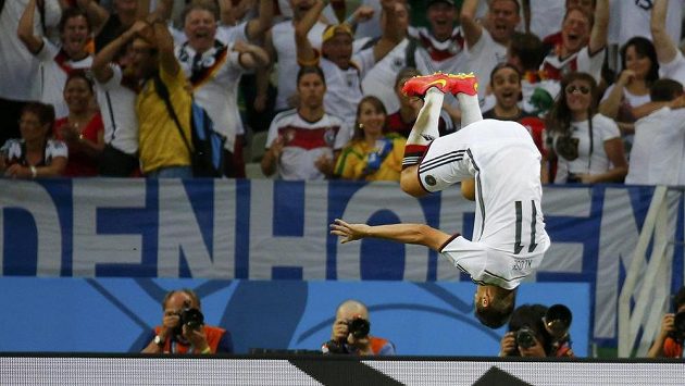 Německý kanonýr Miroslav Klose oslavuje svou 15. trefu na světových šampionátech, kterou vyrovnal historické maximum Brazilce Ronalda. Německý kanonýr Miroslav Klose oslavuje svou 15. trefu na světových šampionátech, kterou vyrovnal historické maximum Brazilce Ronalda.