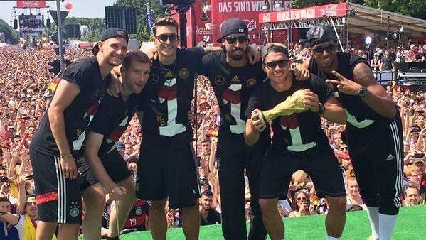 Němečtí fotbalisté slaví v Berlíně titul mistrů světa. Němečtí fotbalisté slaví v Berlíně titul mistrů světa.