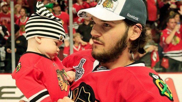 Daniel Carcillo v roce 2015 při triumfu Chicaga ve Stanley Cupu. Daniel Carcillo v roce 2015 při triumfu Chicaga ve Stanley Cupu.