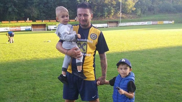 Bývalý bulharský fotbalista Znojma Todor Jonov se svými syny Alexem a Toskem. Bývalý bulharský fotbalista Znojma Todor Jonov se svými syny Alexem a Toskem.