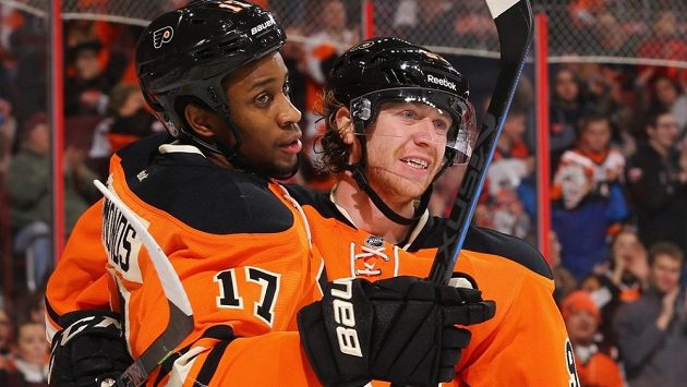 Český útočník Jakub Voráček (vpravo) slaví se spoluhráčem z Philadelphie Waynem Simmondsem gól proti Carolině. Český útočník Jakub Voráček (vpravo) slaví se spoluhráčem z Philadelphie Waynem Simmondsem gól proti Carolině.