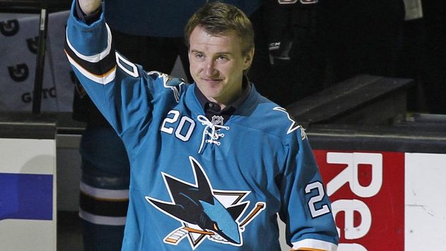 Jevgenij Nabokov v dresu San Jose zdraví fanoušky při oficiálním ukončení kariéry a čestným buly před zápasem s Washingtonem. Jevgenij Nabokov v dresu San Jose zdraví fanoušky při oficiálním ukončení kariéry a čestným buly před zápasem s Washingtonem.