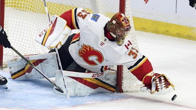 Hokejový brankář David Rittich vychytal pro Calgary další výhru. Hokejový brankář David Rittich vychytal pro Calgary další výhru.