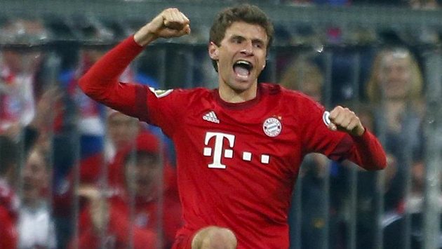 Thomas Müller se raduje. Dvěma góly vyřadil Brémy z Německého poháru. Thomas Müller se raduje. Dvěma góly vyřadil Brémy z Německého poháru.
