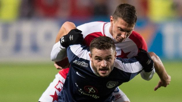 Jiří Bílek ze Slavie Praha (v pozadí) a Tomáš Zajíc ze Slovácka. Jiří Bílek ze Slavie Praha (v pozadí) a Tomáš Zajíc ze Slovácka.