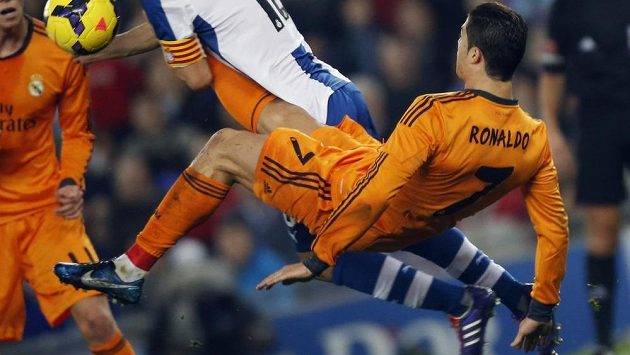 Cristiano Ronaldo z Realu si v duelu s Espanyolem zalétal... Cristiano Ronaldo z Realu si v duelu s Espanyolem zalétal...