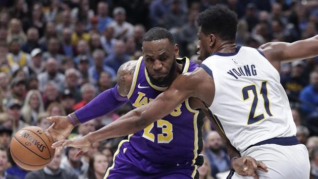 LeBron James (23) z Los Angeles Lakers Thaddeus Young (21) z Indiany. LeBron James (23) z Los Angeles Lakers Thaddeus Young (21) z Indiany.