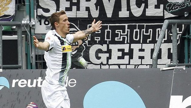 Fotbalista Borussie Mönchengladbach Max Kruse se raduje z gólu. Fotbalista Borussie Mönchengladbach Max Kruse se raduje z gólu.
