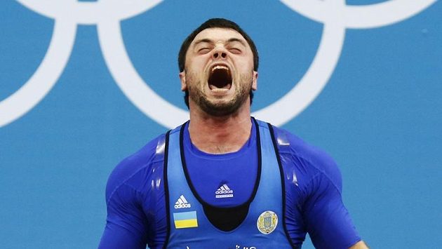 Vzpěrač Alexej Torochtij z Ukrajiny se raduje ze zisku zlaté olympijské medaile. Vzpěrač Alexej Torochtij z Ukrajiny se raduje ze zisku zlaté olympijské medaile.