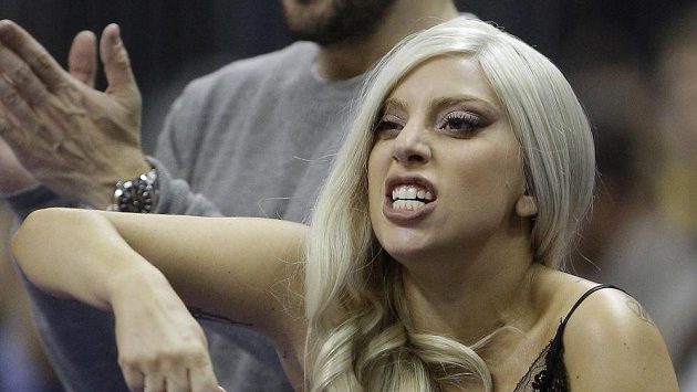 Ani zpěvačka Lady Gaga si nenechala ujít basketbalový zápas mezi týmy San Antonio Spurs a ALBA Berlín. Ani zpěvačka Lady Gaga si nenechala ujít basketbalový zápas mezi týmy San Antonio Spurs a ALBA Berlín.