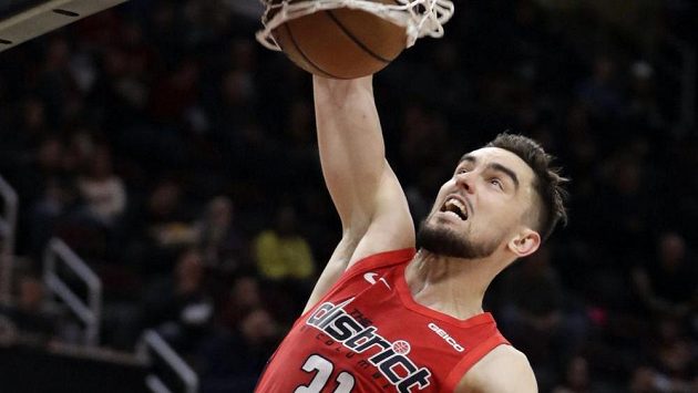 Basketbalistka Washingtonu Wizards Tomáš Satoranský smečuje v utkání s Clevelandem Cavaliers. Basketbalistka Washingtonu Wizards Tomáš Satoranský smečuje v utkání s Clevelandem Cavaliers.