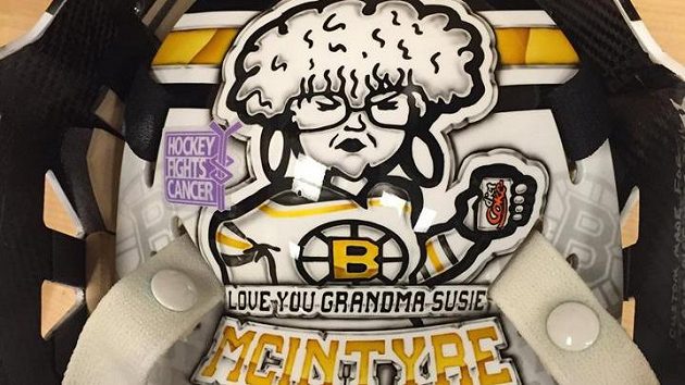 Brankář Zane McIntyre z Bostonu začíná svoji kariéru v NHL se svojí babičkou Susan na masce. Brankář Zane McIntyre z Bostonu začíná svoji kariéru v NHL se svojí babičkou Susan na masce.