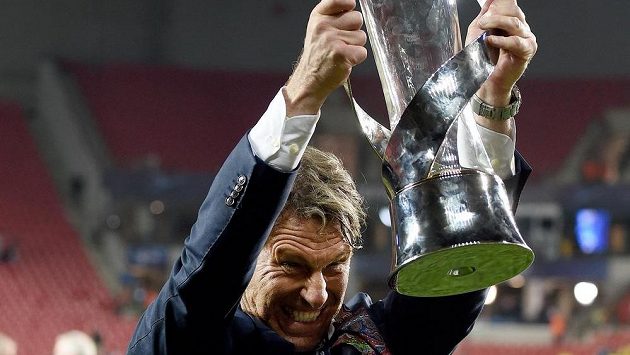 Trenér švédské fotbalové reprezentace Hakan Ericson s pohárem pro vítěze ME hráčů do 21 let. Trenér švédské fotbalové reprezentace Hakan Ericson s pohárem pro vítěze ME hráčů do 21 let.